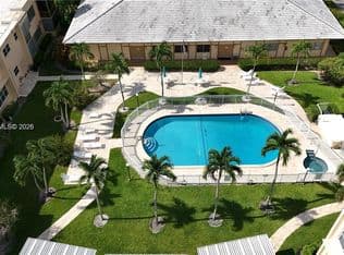 1+1 Condo — 851 NE 14th Ave APT 414, Hallandale, 33009