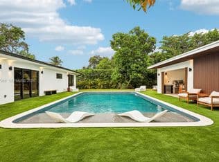 4+1 Müstakil ev — 8835 NE 9th Ct, Miami, 33138