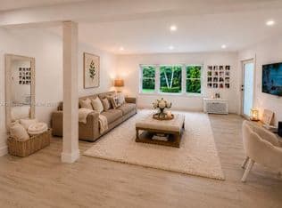 3+1 Müstakil ev — 1905 Alamanda Dr, North Miami, 33181