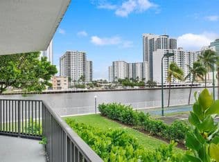 2+1 Condo — 1000 Parkview Dr APT 220, Hallandale Beach, 33009