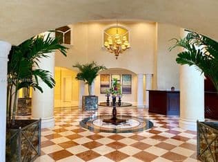 3-bedroom Condo — 20000 Country Club Dr APT 405, Aventura, 33180