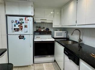 2+1 Condo — 2940 NE 203rd St #213-C, Miami, 33180