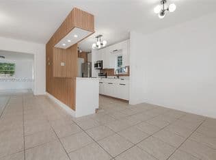 3+1 Müstakil ev — 998 W 68th St, Hialeah, 33014