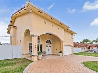5+1 Müstakil ev — 13904 SW 18th Ter, Miami, 33175