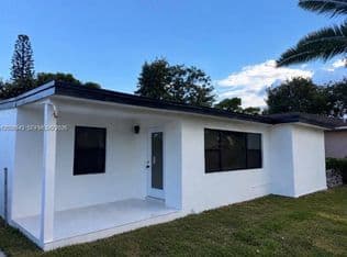 4+1 Müstakil ev — 2324 Service Rd, Opa Locka, 33054