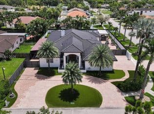 4+1 Müstakil ev — 11390 SW 30th St, Miami, 33165