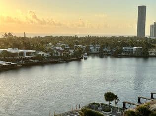 2+1 Condo — 20515 E Country Club Dr APT 1048, Aventura, 33180