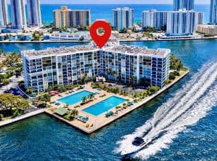 2+1 Condo — 1000 Parkview Dr APT 115, Hallandale, 33009